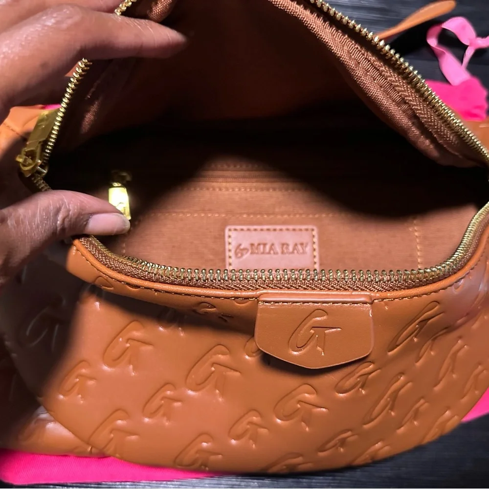 Elegant Tan Crossbody Bag with Wallet - Picture 6 of 9